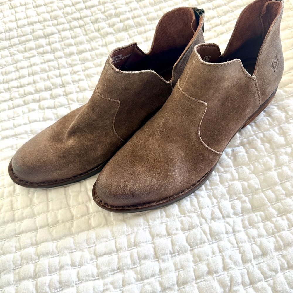 Born Kerri Women’s ankle boots new size 9 women’s Taupe distress